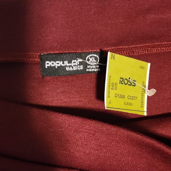 NWT Fitted Burgundy Skirt W/ Slit - Picture 4 of 6